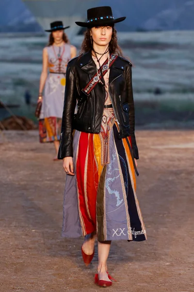 Look 32